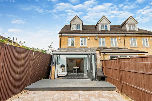 Town house for sale in Shepherds Farm, Mill End, Rickmansworth