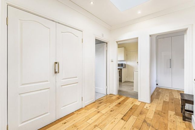 3, Hanger Court, Hanger Green, London photo 4