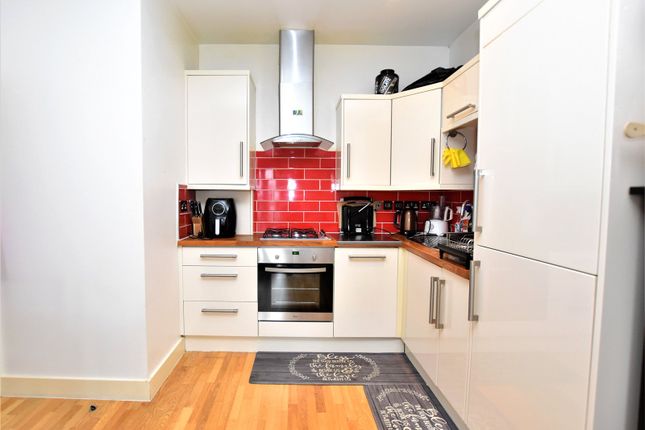 Flat 10 Spence Court, 7, Woodside Green, London photo 4