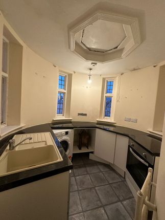 Flat to rent in Lower Addiscombe Road, Croydon