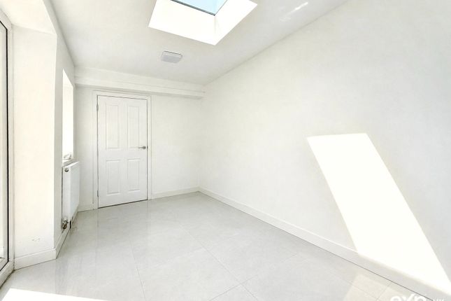 3, Stuart Close, Milton Keynes photo 4