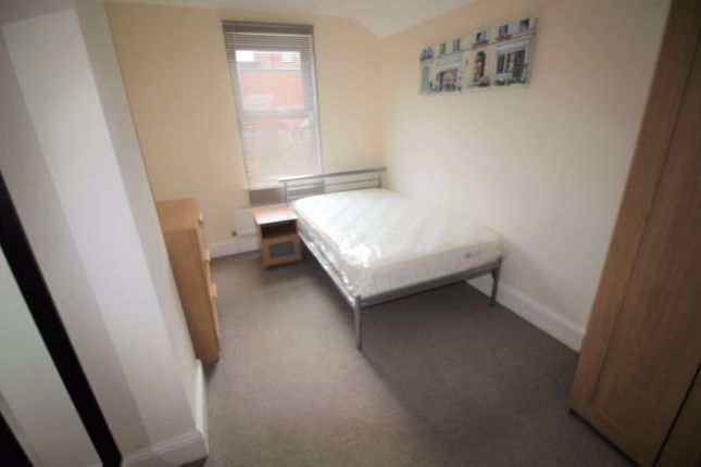 Thumbnail Property to rent in Fully Furnished Double Room To Let, With All Bills Included, Redcliffe Street, Rodbourne