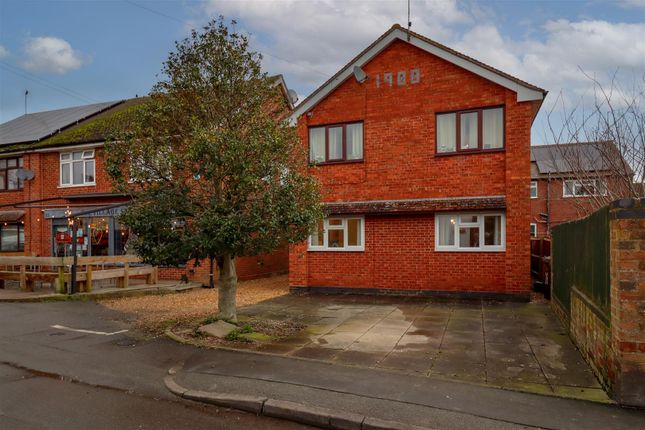 2-bed flat on 26, Chapel Street, Southam, £150,000