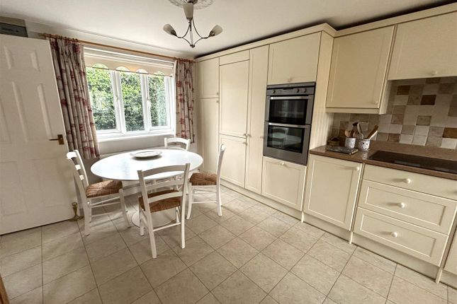 8, Georges Close, Bridport photo 4
