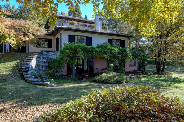 Villa for sale in Fino Mornasco, Como, Lombardy, Italy