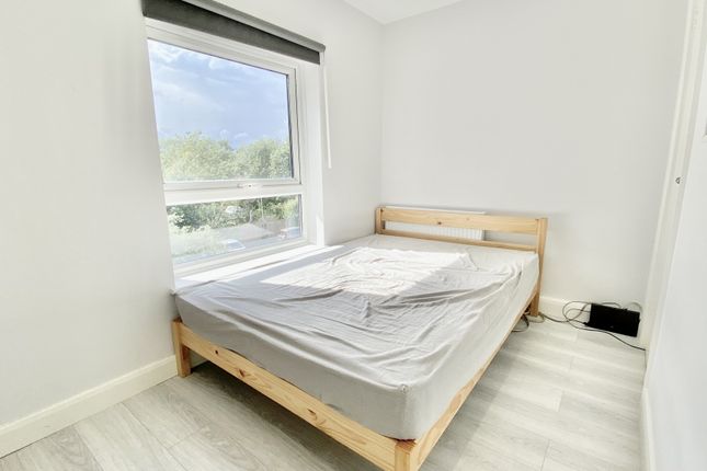 Flat 15 Kingscote, Hodford Road, London photo 4