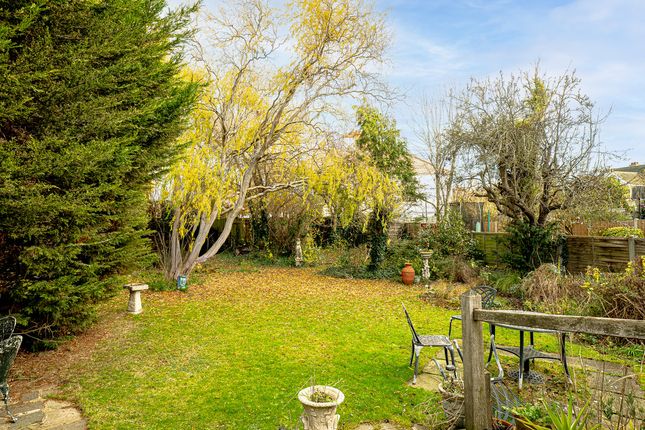 8, St. James Gardens, Westcliff-On-Sea photo 4