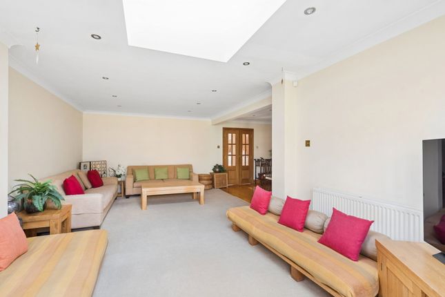 82, Marsworth Avenue, Pinner photo 4