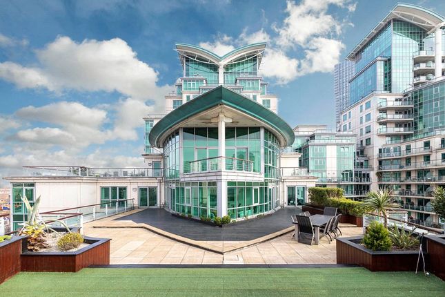 Flat for sale in Bridge House, St George Wharf, London