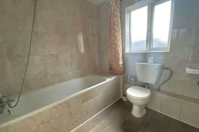 57, Boltons Lane, Heathrow photo 3