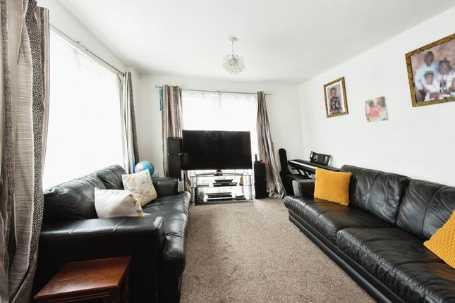 Flat for sale in Lanadron Close, Isleworth