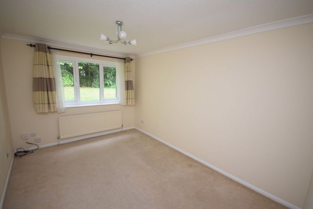 17, Broad Ha'penny, FARNHAM photo 3