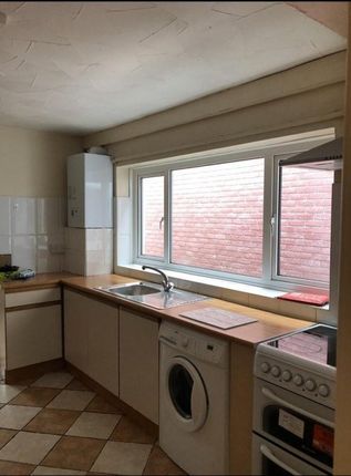 Shared accommodation to rent in Queen Street, Pontypridd, Mid Glamorgan