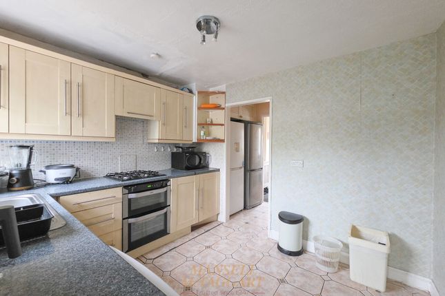 6 Nuthurst Close, Crawley photo 3