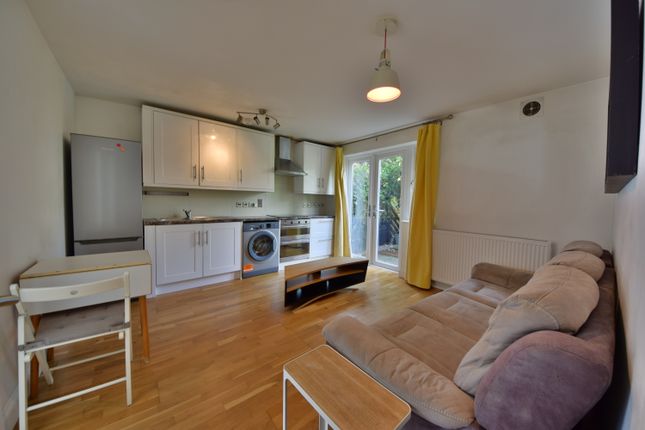 Thumbnail Flat to rent in Linden Walk, London