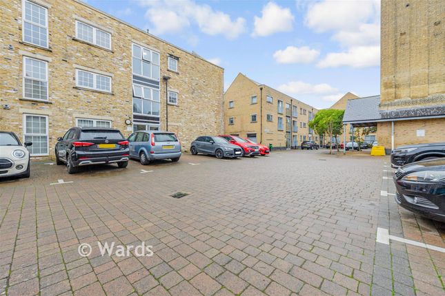 7, Esparto Way, Dartford photo 2