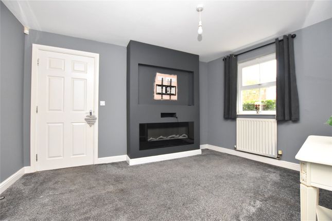 6, Holly Crescent, Wakefield photo 2