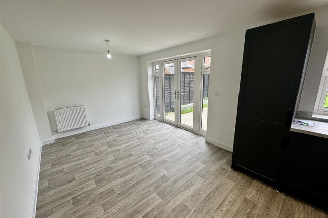 9, Peregrine Close, Newent photo 3