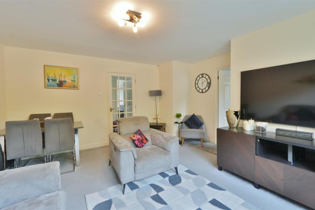 19, Lovegrove Drive, Slough photo 2