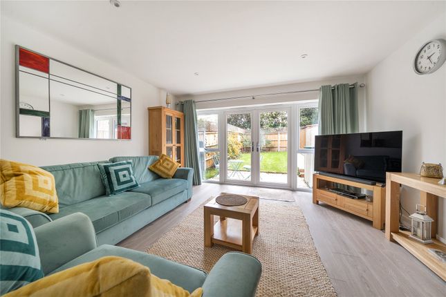 5, Hawthorn Road, Chertsey photo 2