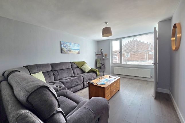 45, Cedar Close, Margate photo 2