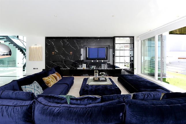 9 West Heath Road photo 4