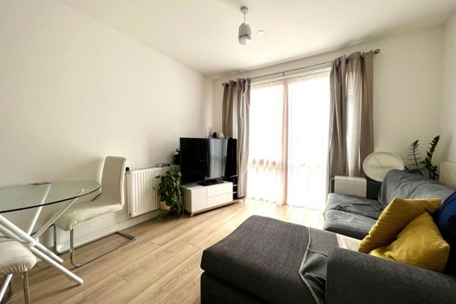 6 Eddington Court, 1 Silvertown Square, Greater London photo 3