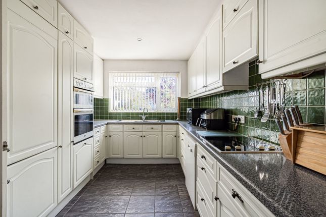 16, Honeypots Road, Surrey photo 3