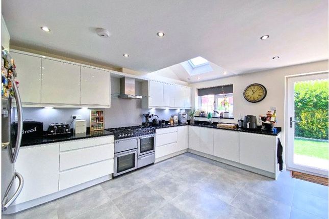 6, Caernarvon, Camberley photo 2