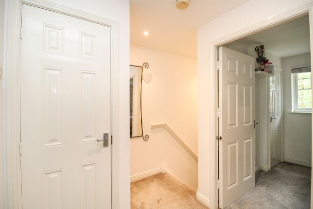 7, Ifield Green, Crawley photo 2
