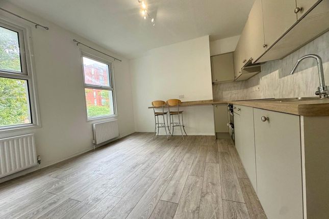 Flat 3, 167 St James Road, Surrey photo 2