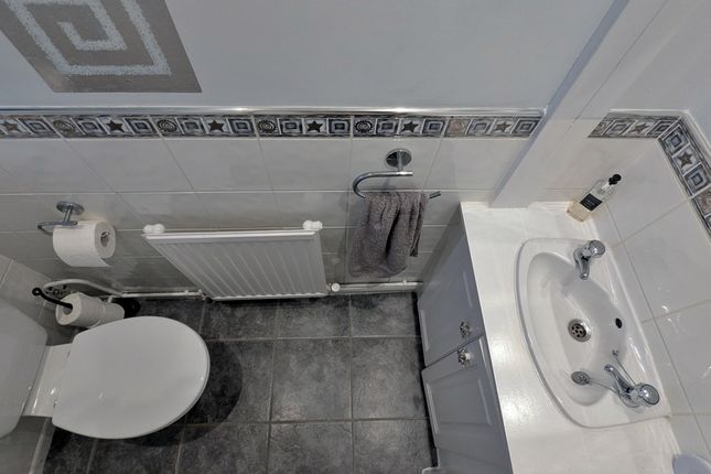 13, Tremains Court, Bridgend photo 3
