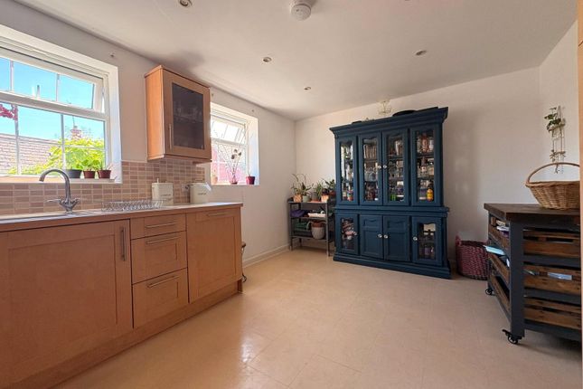 18, Farnborough Drive, Northamptonshire photo 3