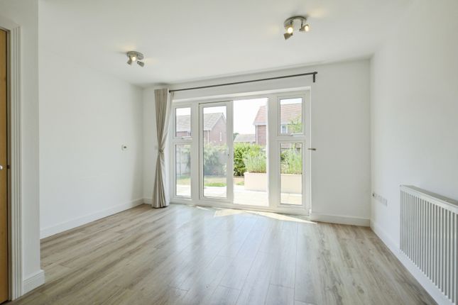 29, Knight Gardens, Hampshire photo 4