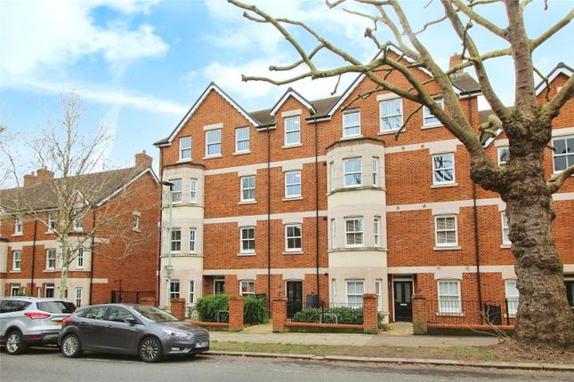 Thumbnail Flat for sale in De Montfort Place, Bedford, Bedfordshire