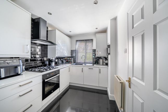 6, Montague Hall Place, Bushey photo 3