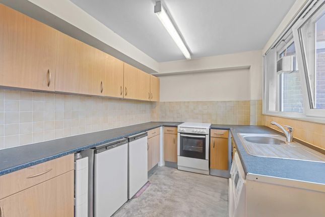 15, Maurice Court, Brentford photo 3