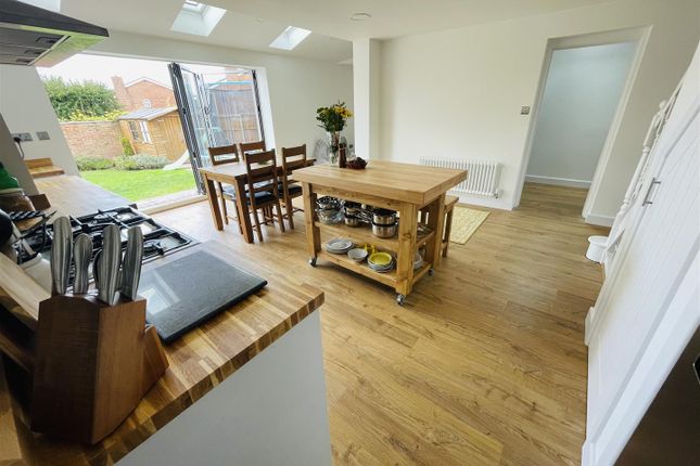 1, Foxhills Close, Whitestone photo 4