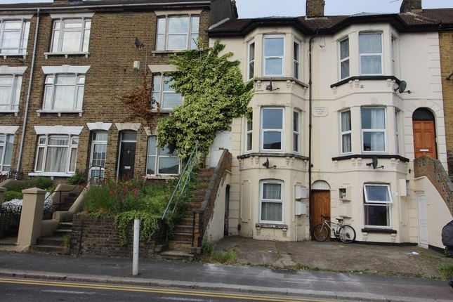 Flat to rent in Luton Road, Chatham