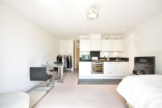 303 Beecham House, Clayponds Lane, Brentford photo 4