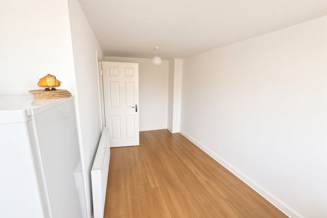 B 82, Sussex Way, London photo 2