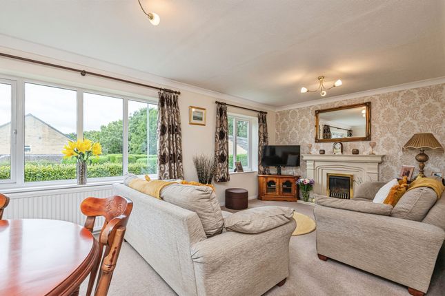 12, Broomhouse Close, Huddersfield photo 2