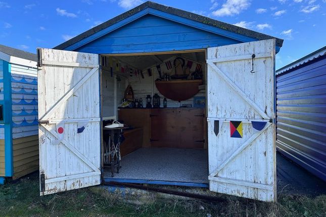 Beach hut R17, Sea Front, Hayling Island photo 3