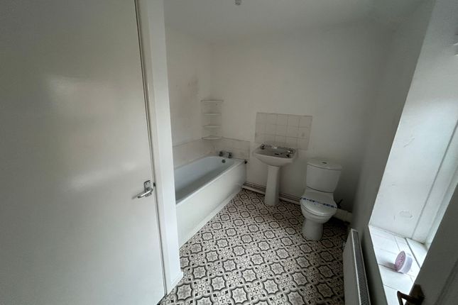 8, Lower West End, Port Talbot photo 2