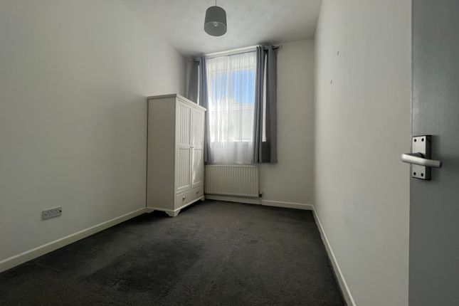 Flat to rent in Oxford Street, Abertillery