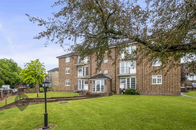 Flat 13, Southfields Court, Albert Drive, London photo 2