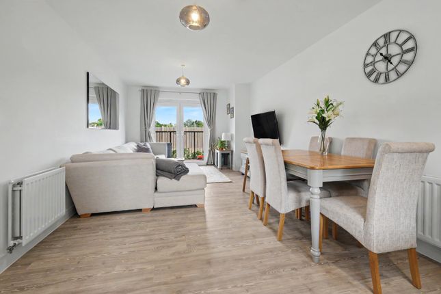 27 Swan Grove, Langdon Hills, Essex photo 4