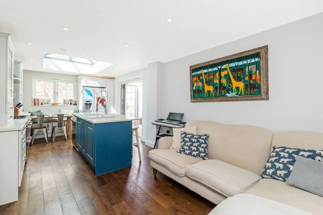 3-bed flat on Hammersmith Grove, Hammersmith, £700,000