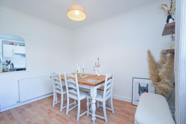 Flat 11, Barrowfield Court,, Barrowfield Lane, Warwickshire photo 3