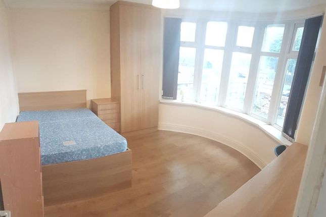 Bright Double Bedroom With A Large Bay Window, Woo...